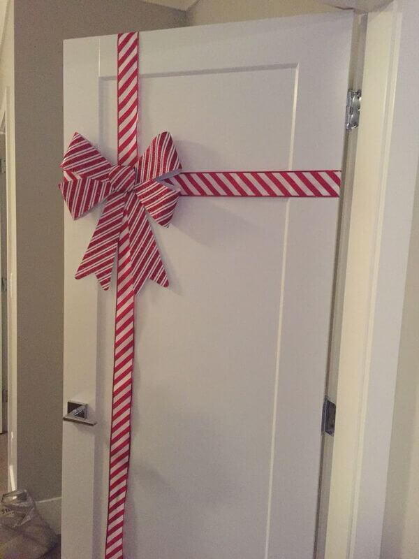 how to decorate your bedroom door with a bow