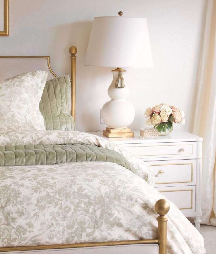 24 Dreamy Bedside Table Decor Ideas for Sunny Morning Vibes