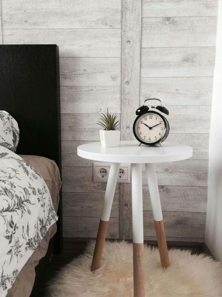 black and white bedside table decor ideas.