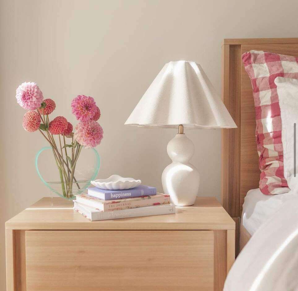 pink bedside table decor ideas