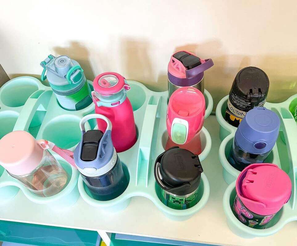 how to organize water bottles in kitchen