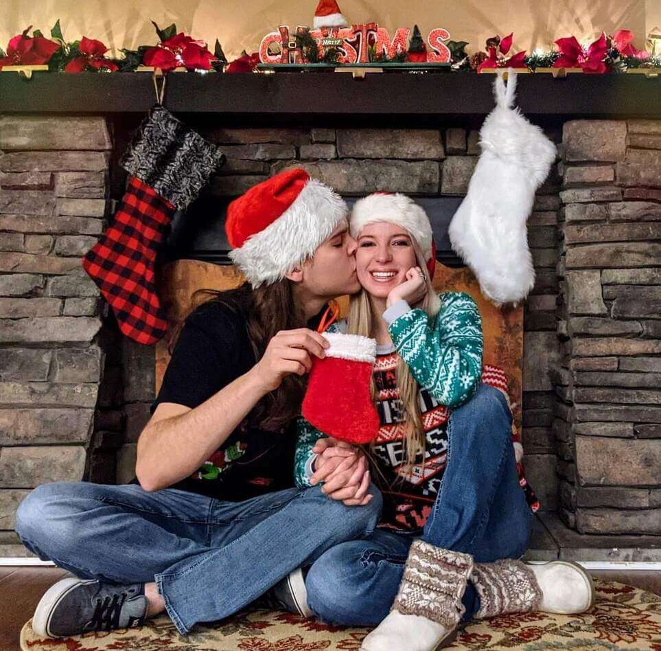 Christmas pregnancy announcement photoshoot