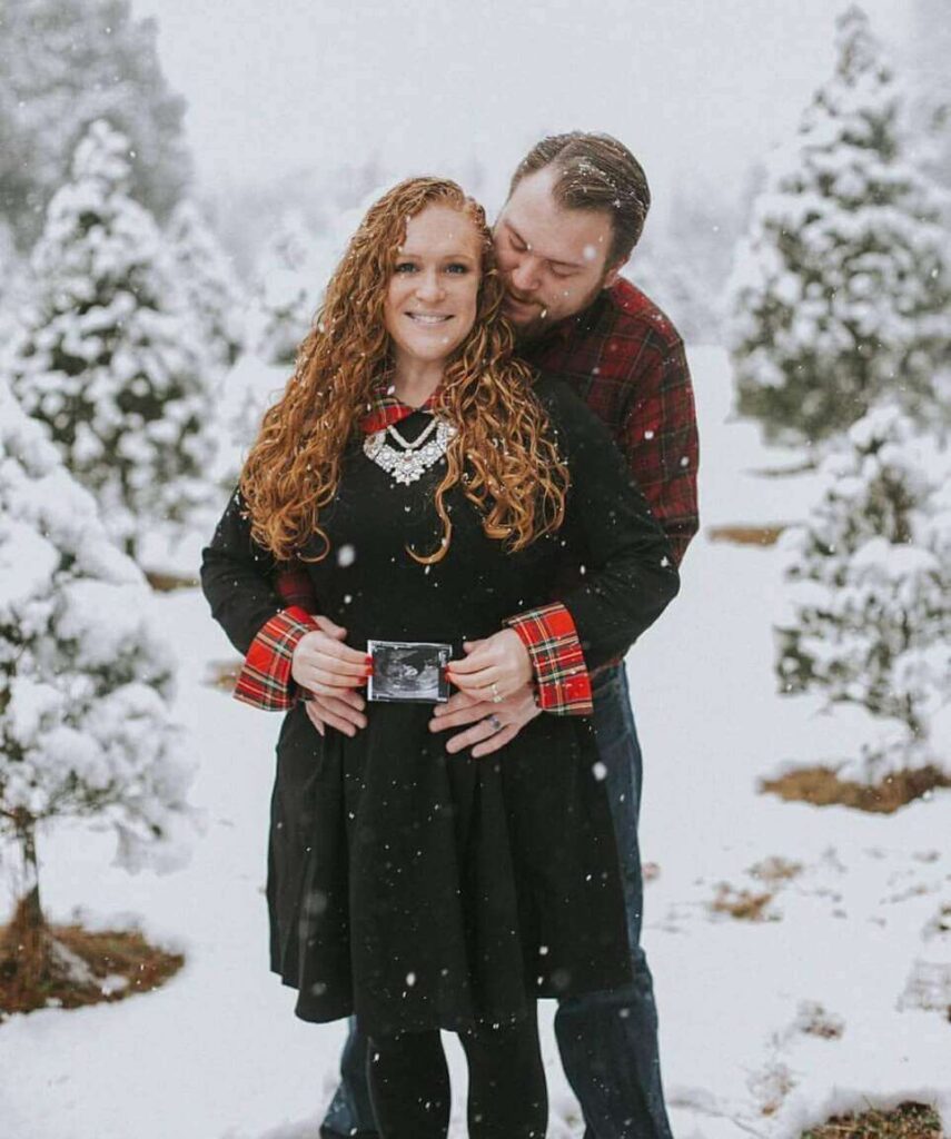 Christmas pregnancy announcement photoshoot