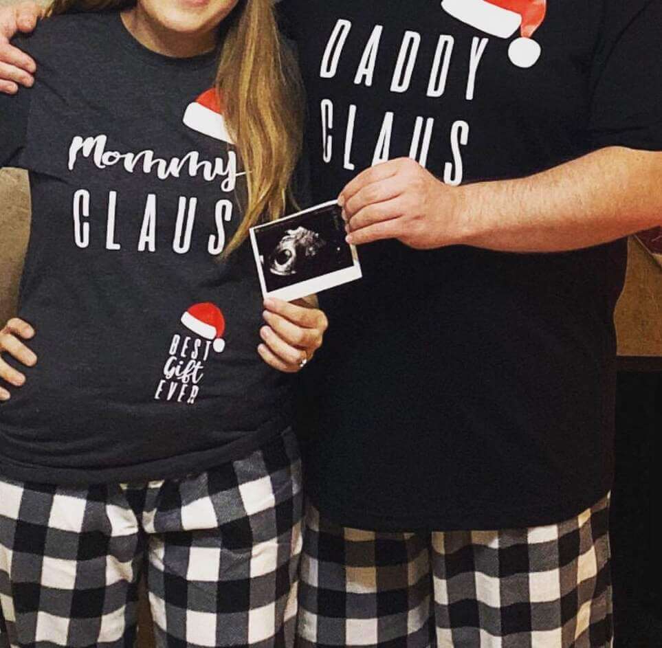 Christmas pregnancy announcement photoshoot