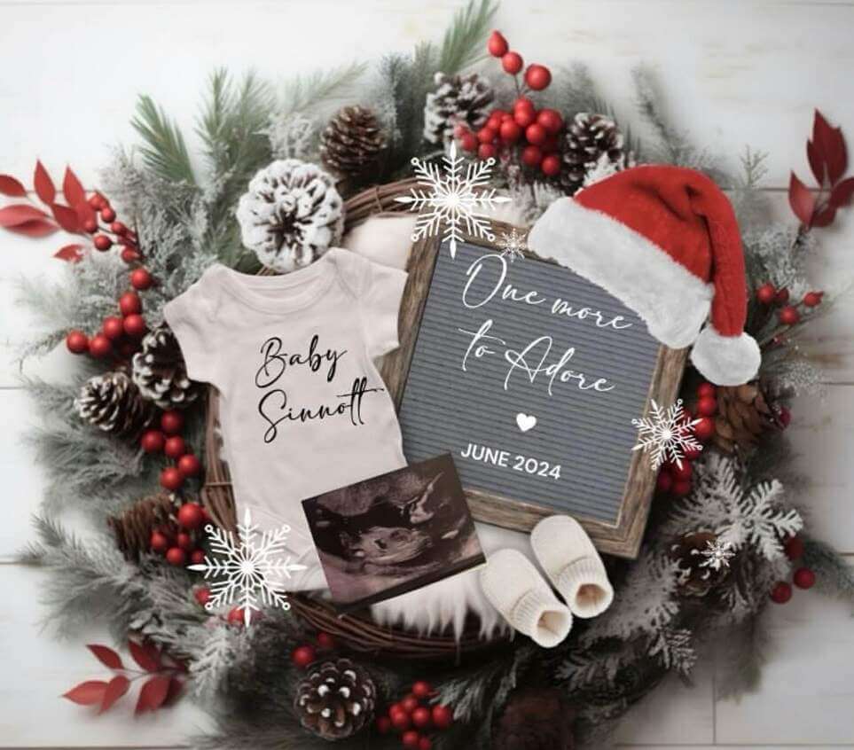 Christmas pregnancy announcement photoshoot