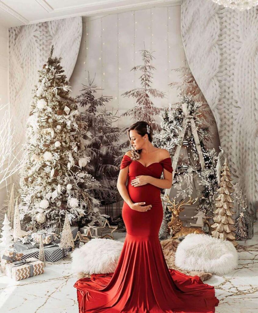 Capture the Glow with 32 Stunning Maternity Christmas Photoshoot Ideas