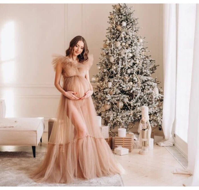 Capture the Glow with 32 Stunning Maternity Christmas Photoshoot Ideas