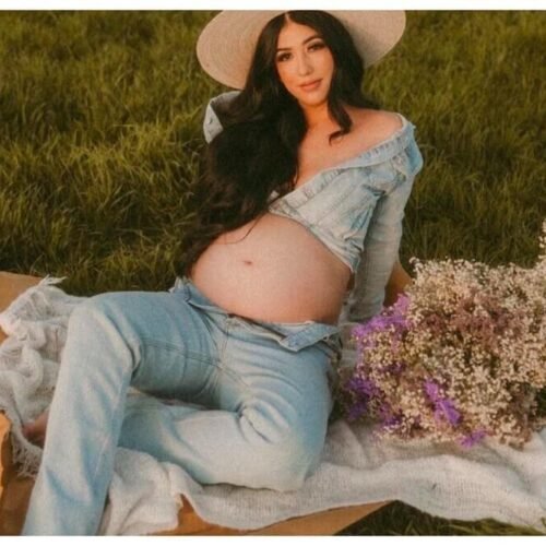 maternity photos in jeans