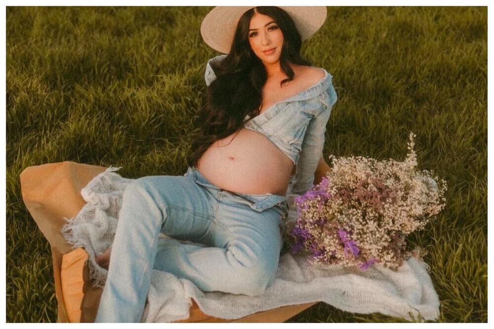 maternity photos in jeans