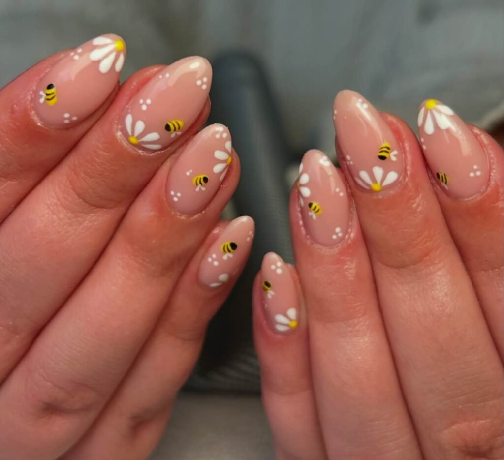 cute bee nail ideas