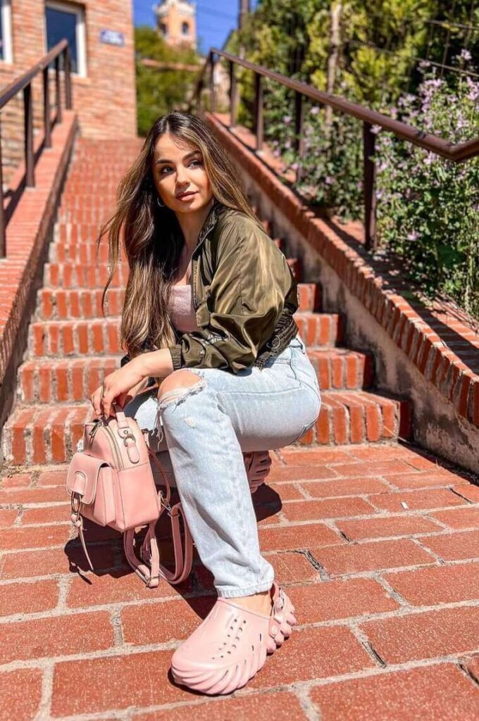 crocs outfit ideas with jeans