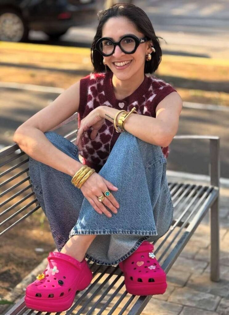 how to style pink crocs
