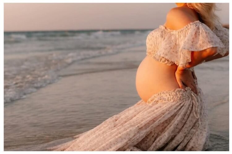 beach maternity photo ideas