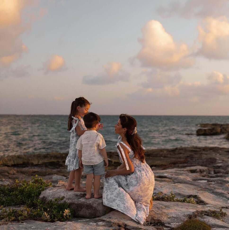 mom and daughters family photoshoot summer outfit ideas