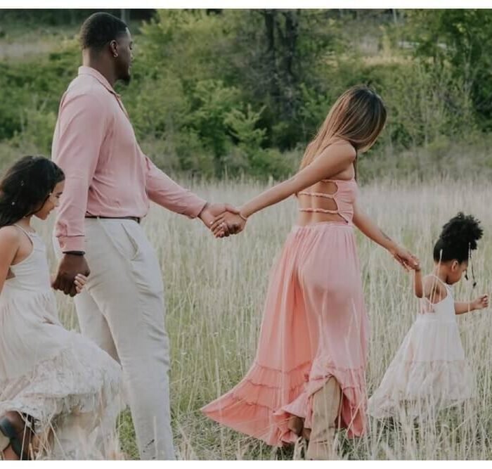 28 Summer Family Photoshoot Outfits That Look Picture Perfect