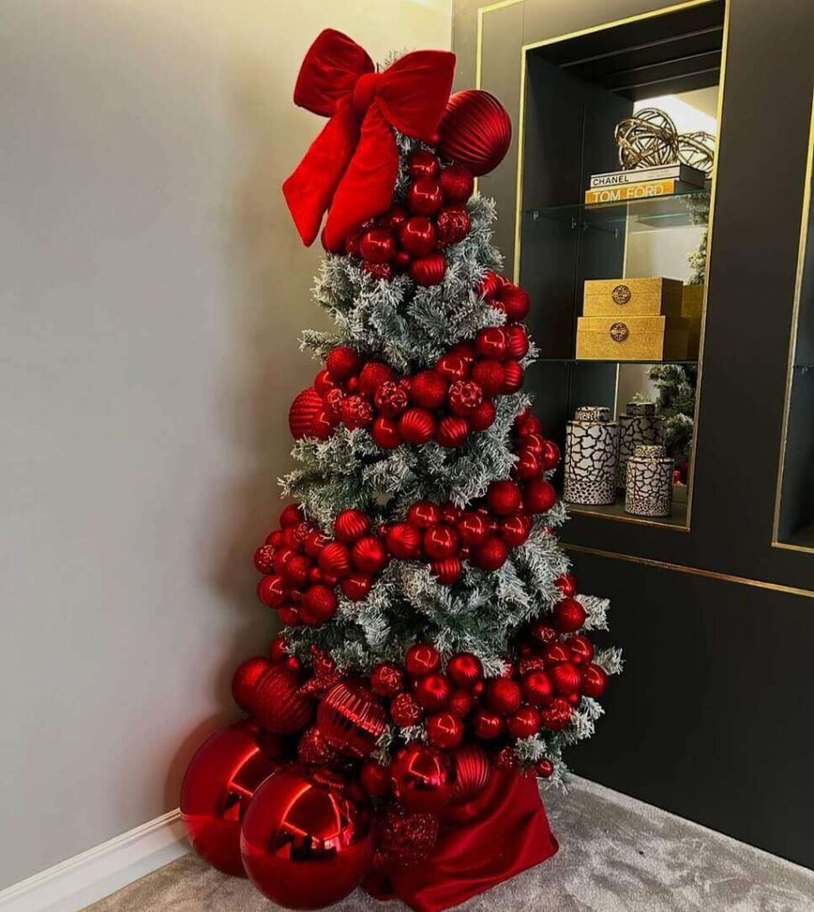 christmas tree with red bows