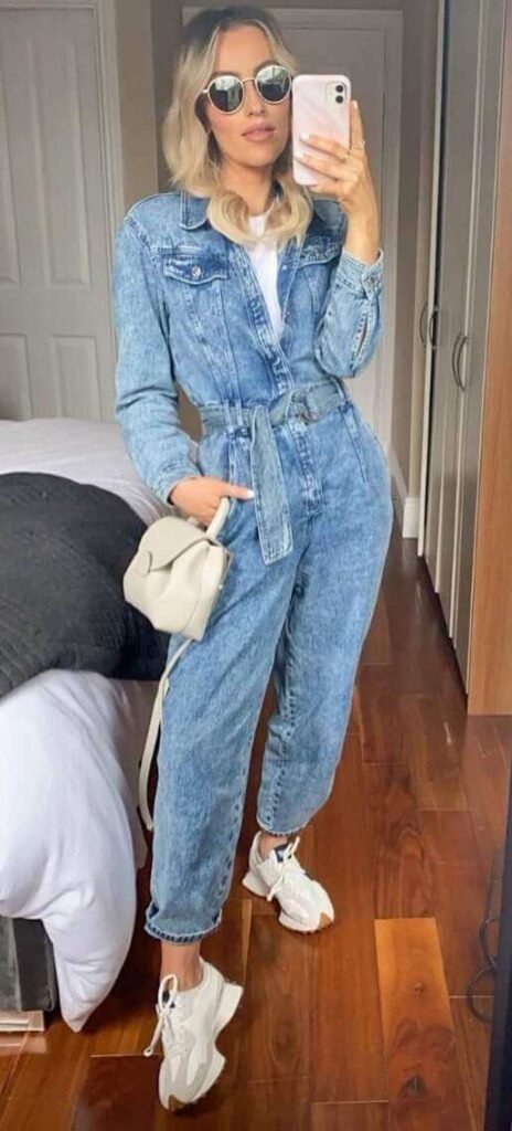 sneaker fall brunch outfits