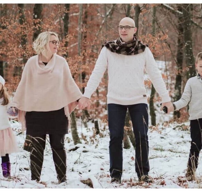 25 Winter Family Photoshoot Outfits to Keep You Warm and Camera-Ready
