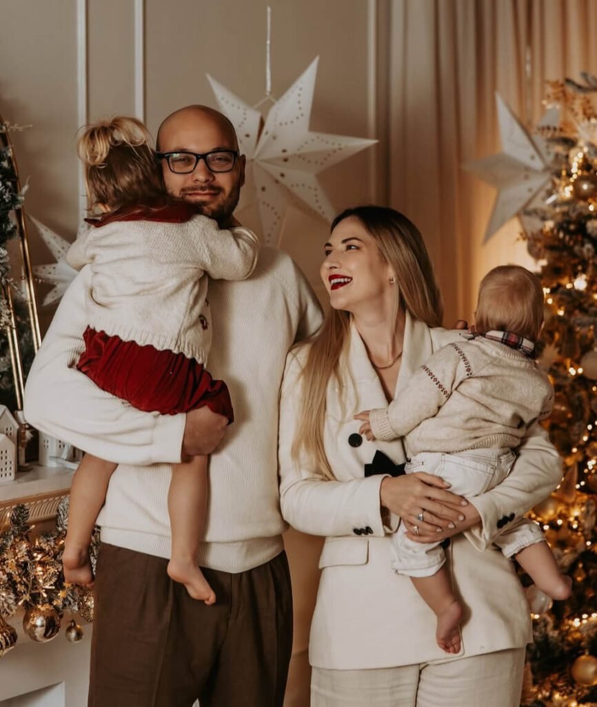 neutral Christmas family photoshoot outfits 