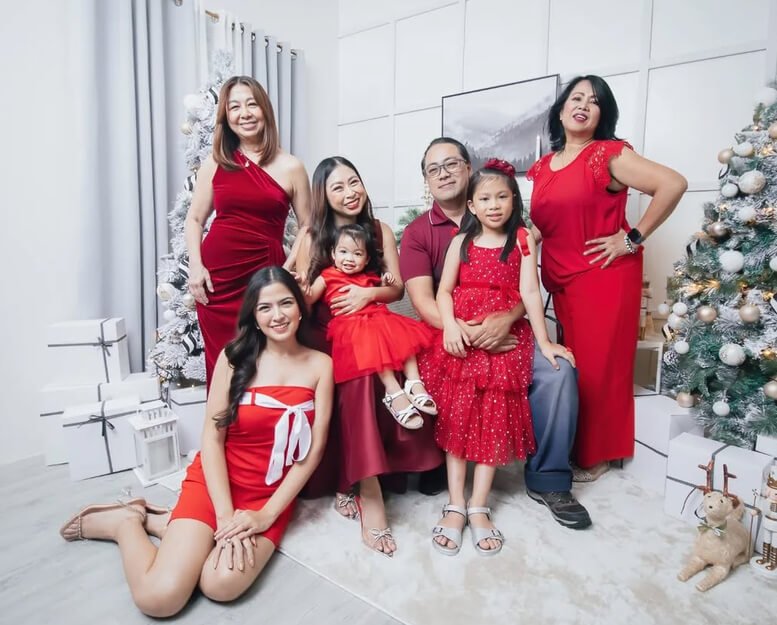red Christmas family photoshoot outfits 