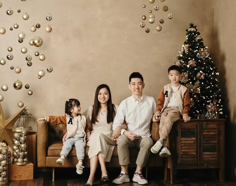 neutral Christmas family photoshoot outfit ideas