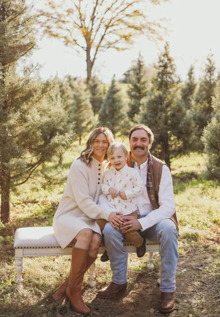 Christmas family photoshoot outfits outdoors