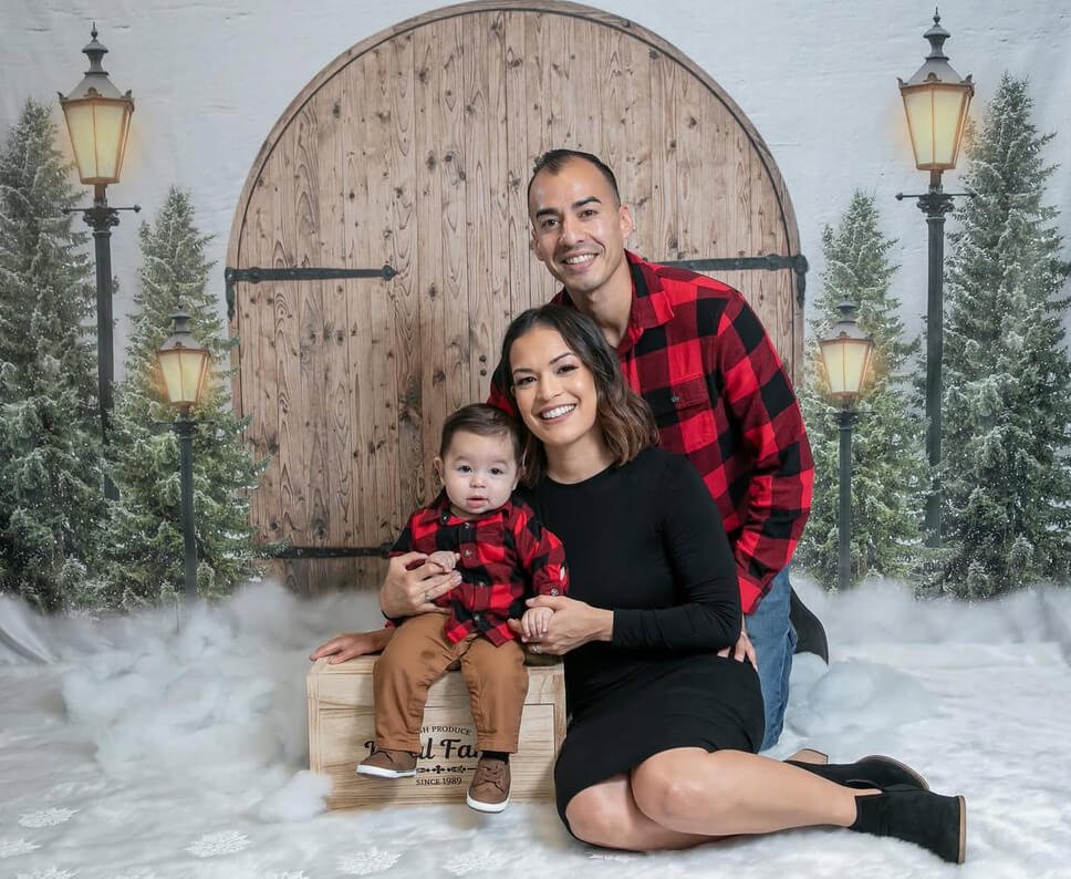 Christmas family photoshoot outfits in buffalo plaid