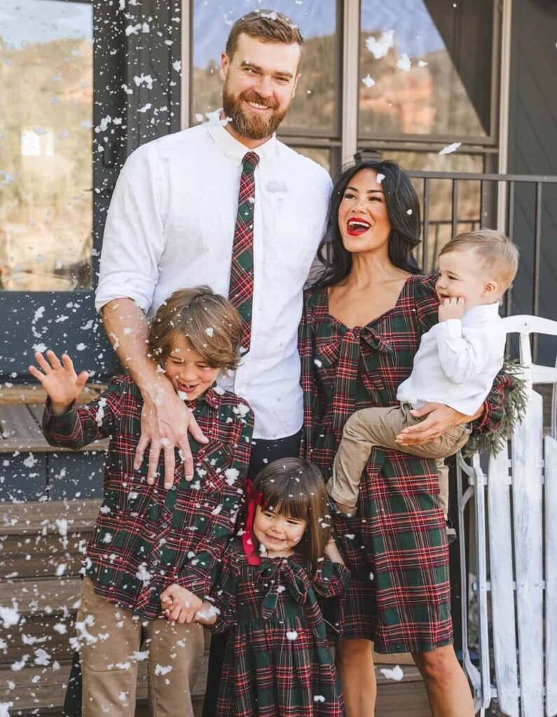 Christmas family photoshoot plaid outfits