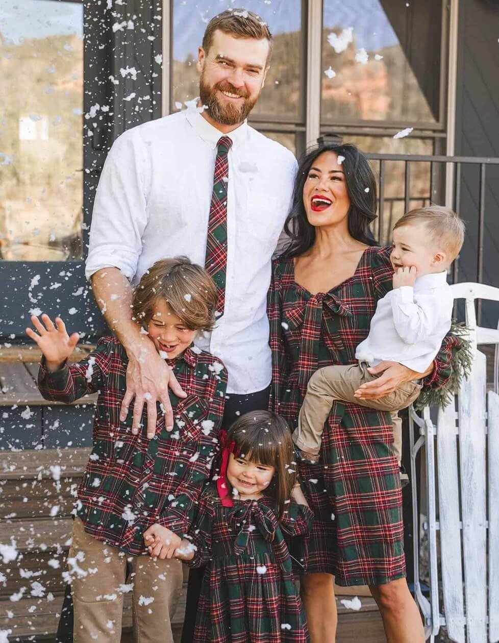 25+ Christmas Family Photo Outfits That Photograph Beautifully