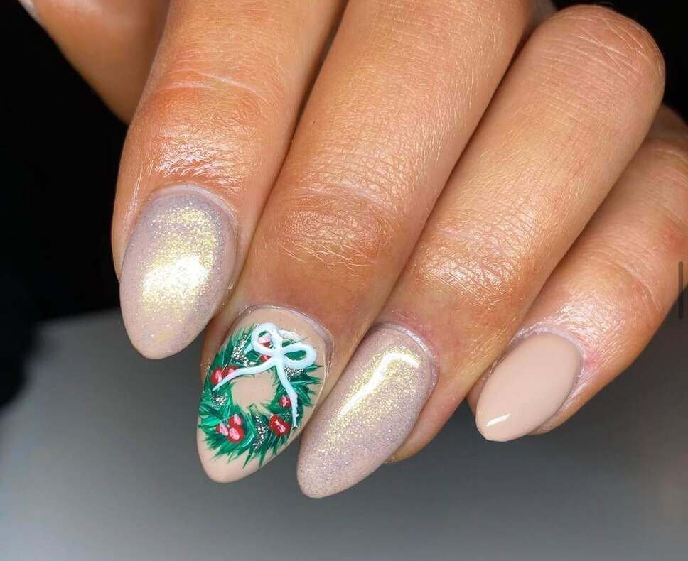 almond Christmas wreath nail designs 