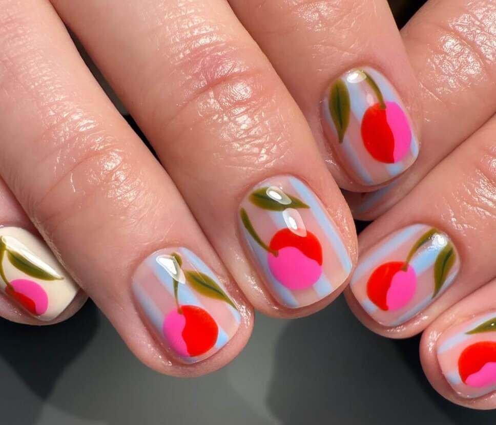 short spring nails with tulips