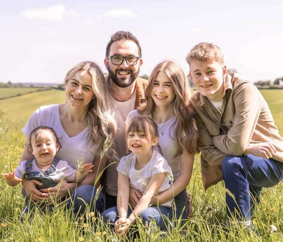 spring family photoshoot outfits in a meadow