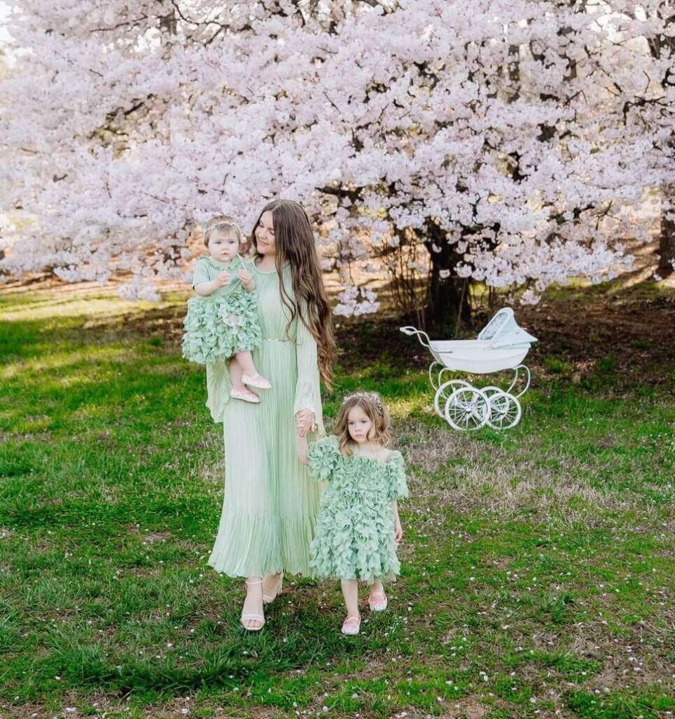 spring family photoshoot outfit ideas for mother and daughter