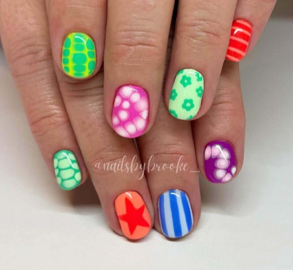 Bright summer nails 