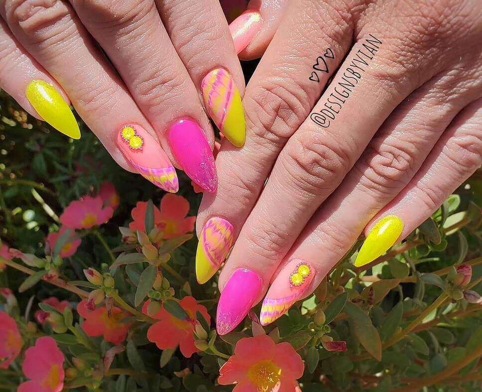 Bright summer nails 