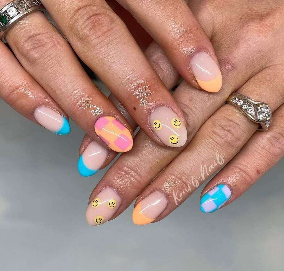 Bright summer nails 