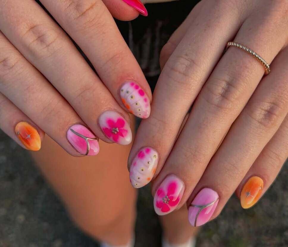 Bright summer nails 