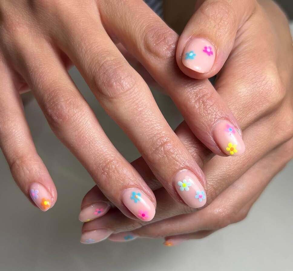 Bright summer nails 