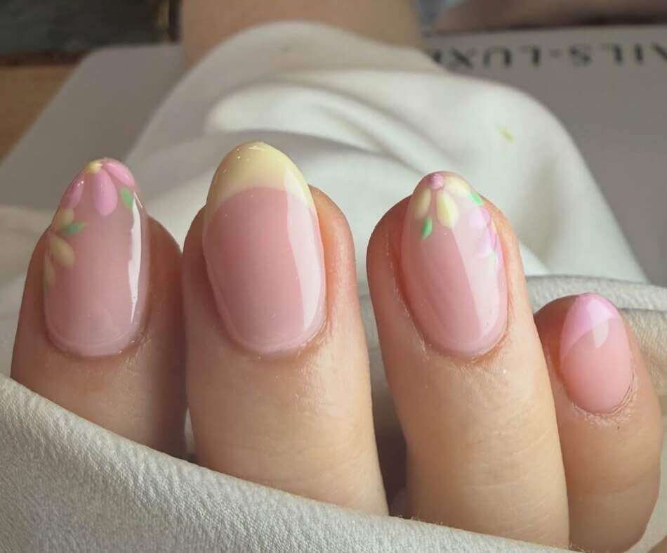 Simple summer nails 