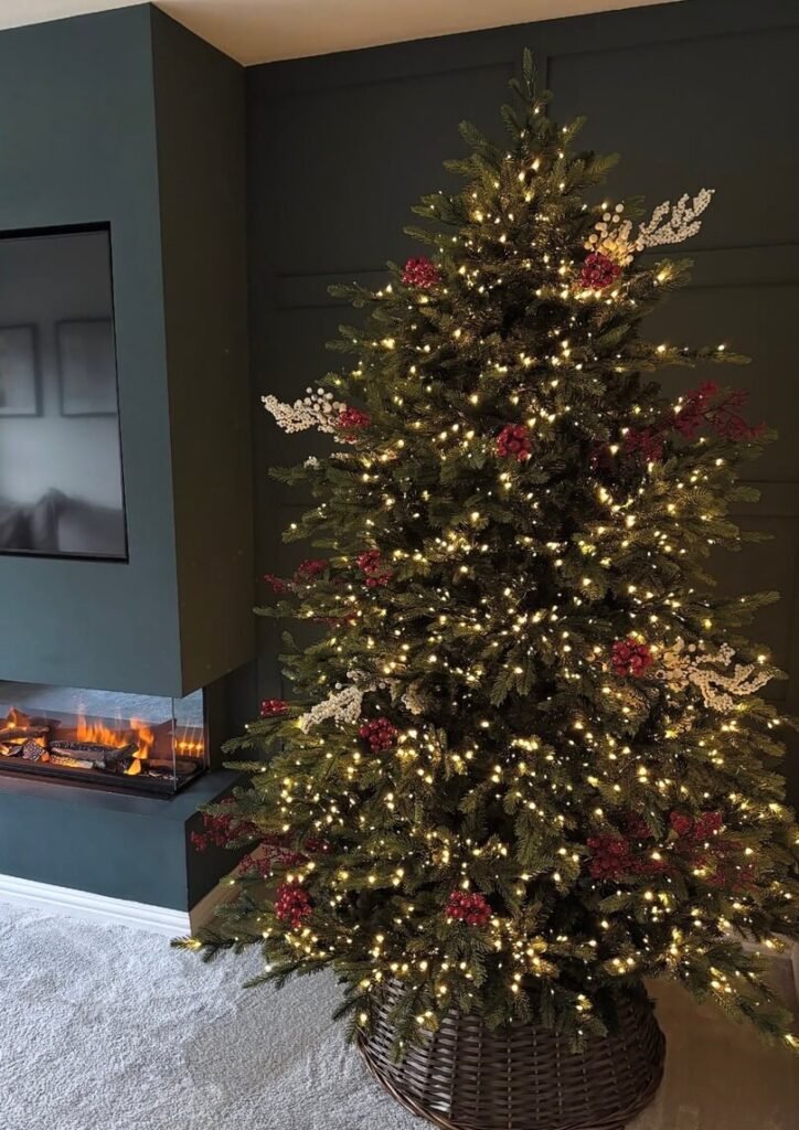 red Christmas tree ideas